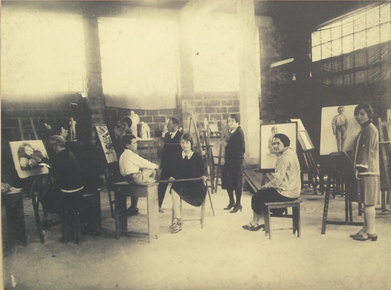 Humberto Chaves dicta clase de pintura en el Palacio de Bellas Artes - Agosto de 1928 - Foto cortesía de la SMP
